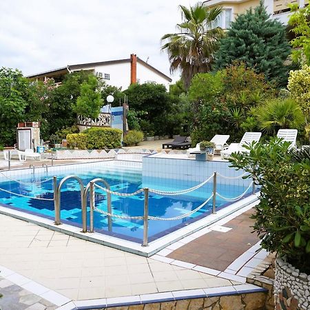 Villa Latina With 6 Apartments And A Shared Pool فير المظهر الخارجي الصورة