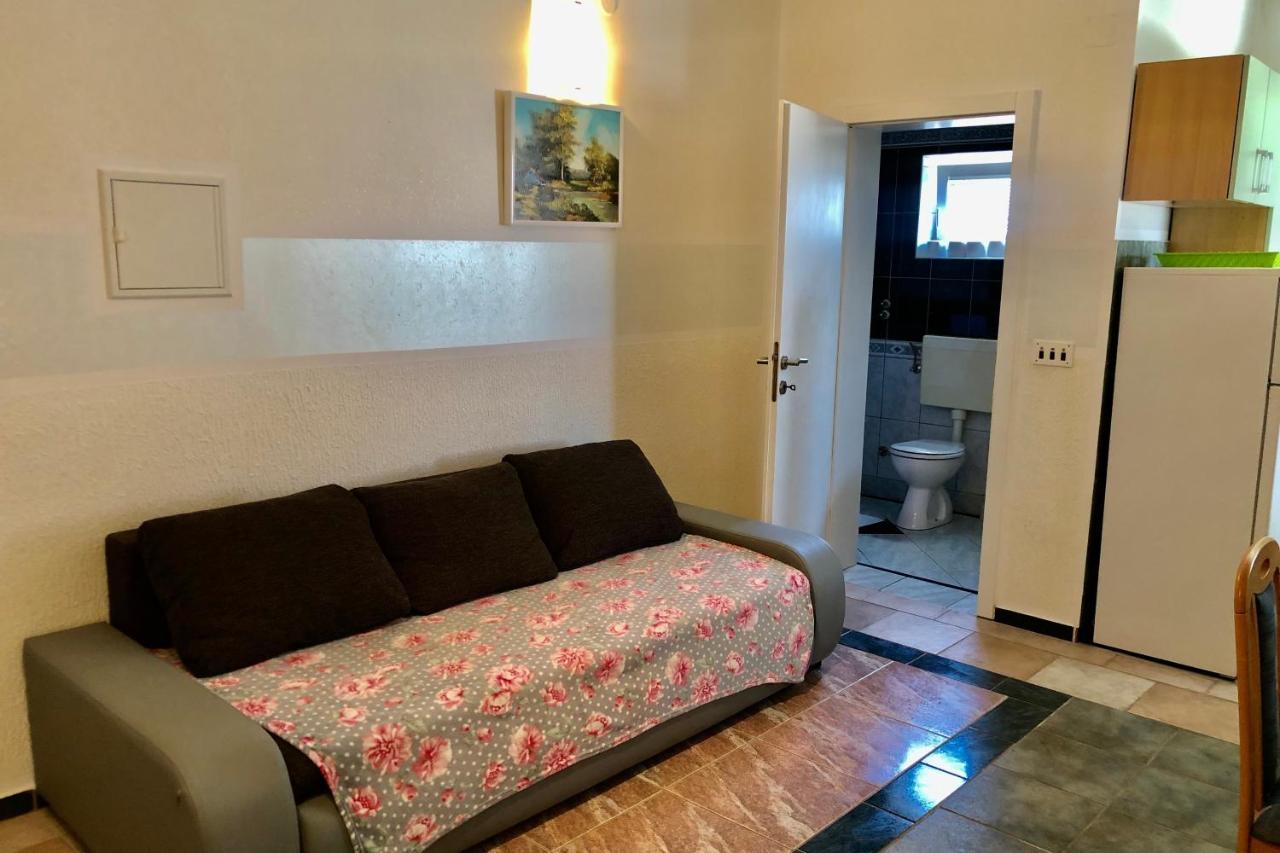 Villa Latina With 6 Apartments And A Shared Pool فير المظهر الخارجي الصورة