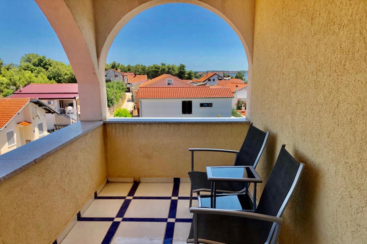 Villa Latina With 6 Apartments And A Shared Pool فير المظهر الخارجي الصورة