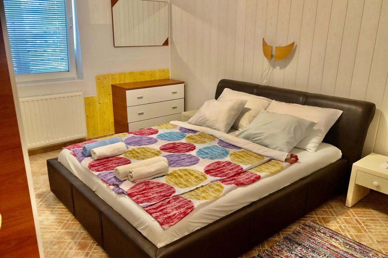 Villa Latina With 6 Apartments And A Shared Pool فير المظهر الخارجي الصورة