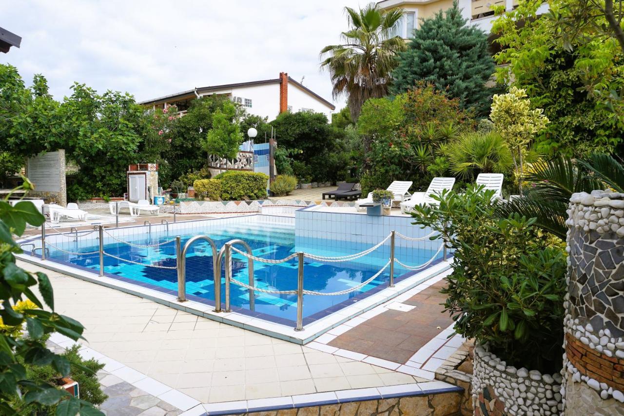 Villa Latina With 6 Apartments And A Shared Pool فير المظهر الخارجي الصورة
