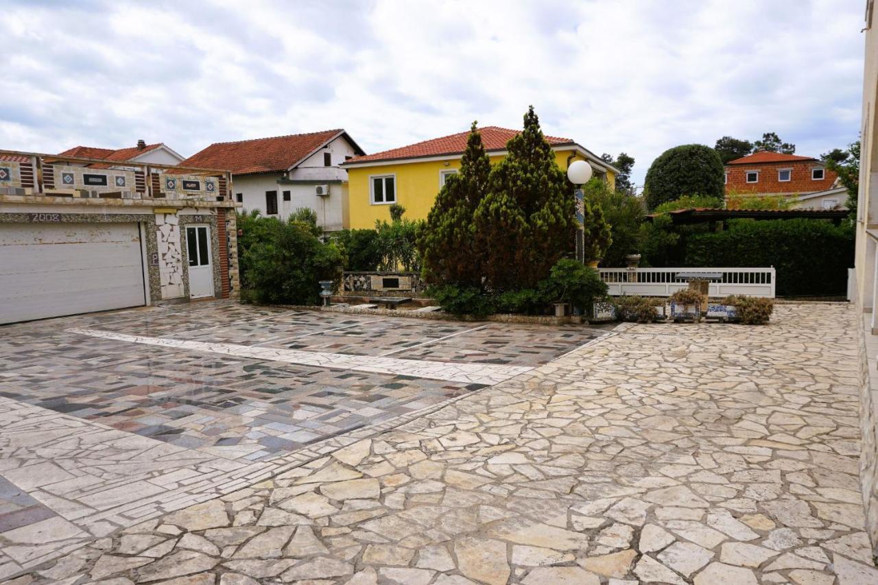 Villa Latina With 6 Apartments And A Shared Pool فير المظهر الخارجي الصورة