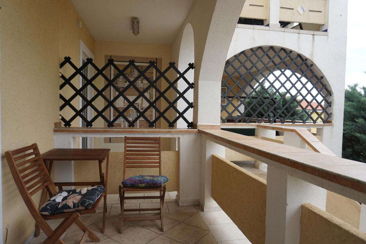 Villa Latina With 6 Apartments And A Shared Pool فير المظهر الخارجي الصورة