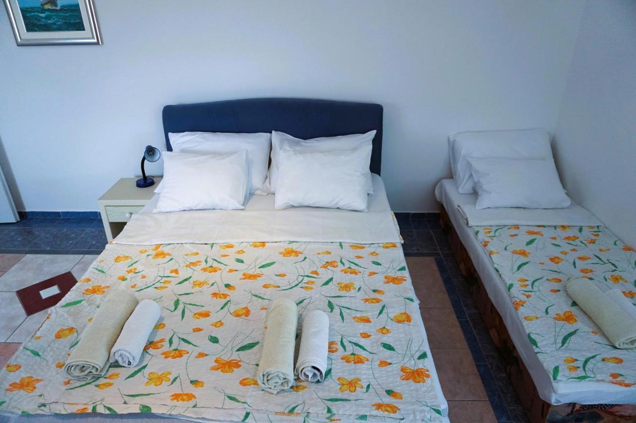 Villa Latina With 6 Apartments And A Shared Pool فير المظهر الخارجي الصورة