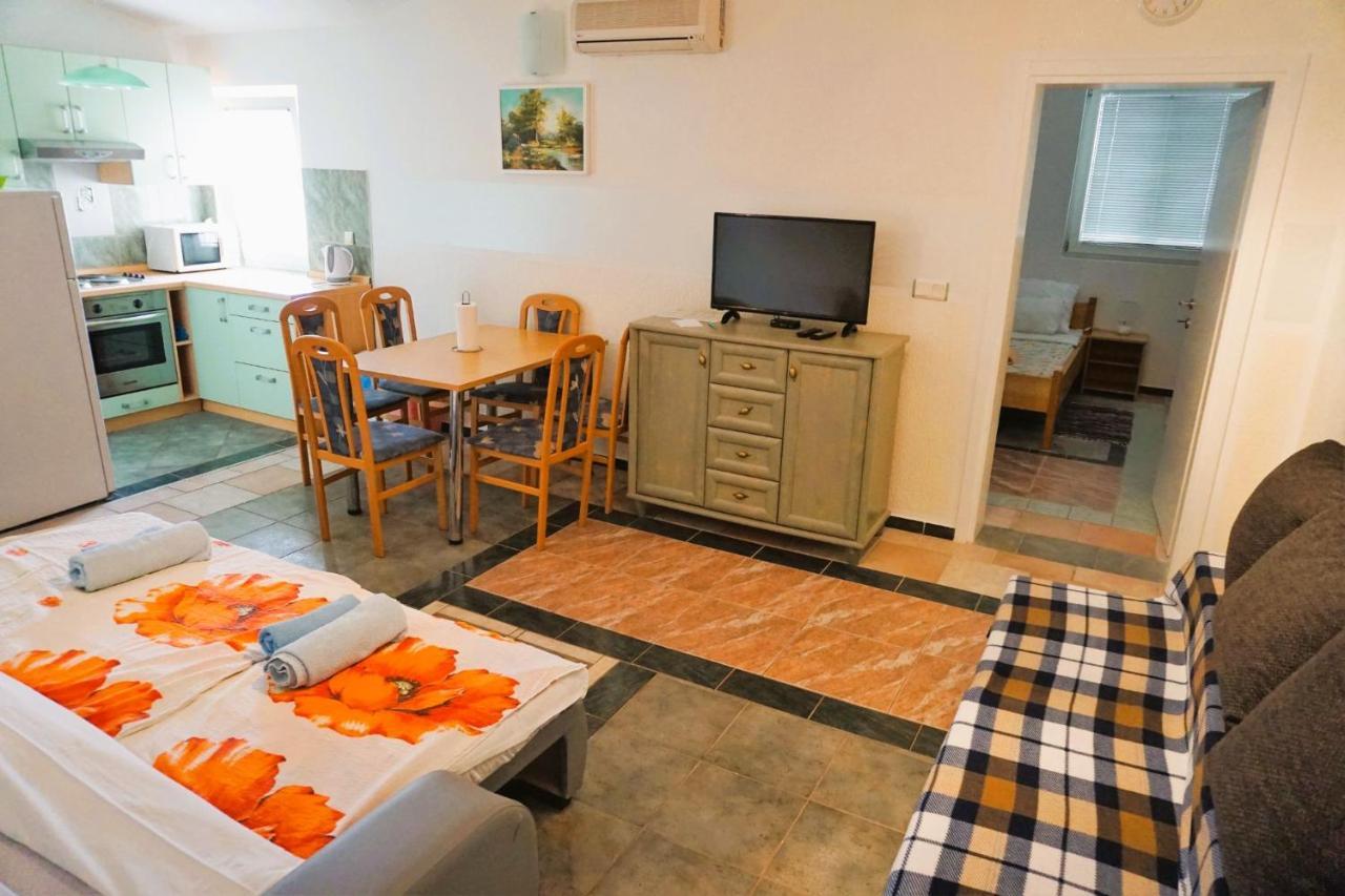 Villa Latina With 6 Apartments And A Shared Pool فير المظهر الخارجي الصورة