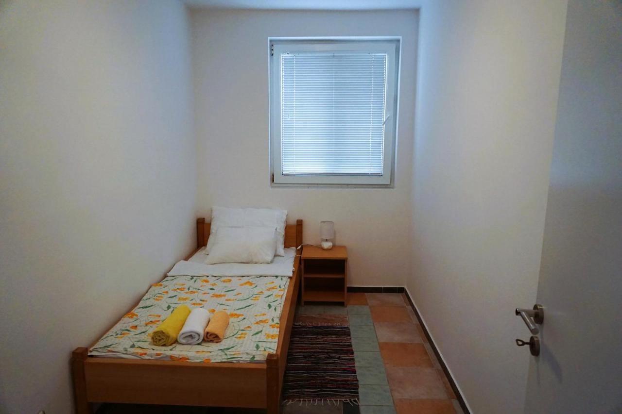 Villa Latina With 6 Apartments And A Shared Pool فير المظهر الخارجي الصورة