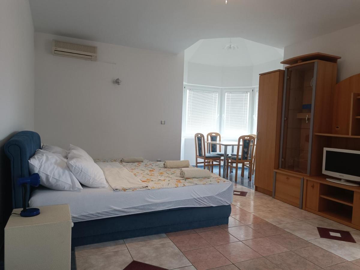 Villa Latina With 6 Apartments And A Shared Pool فير المظهر الخارجي الصورة