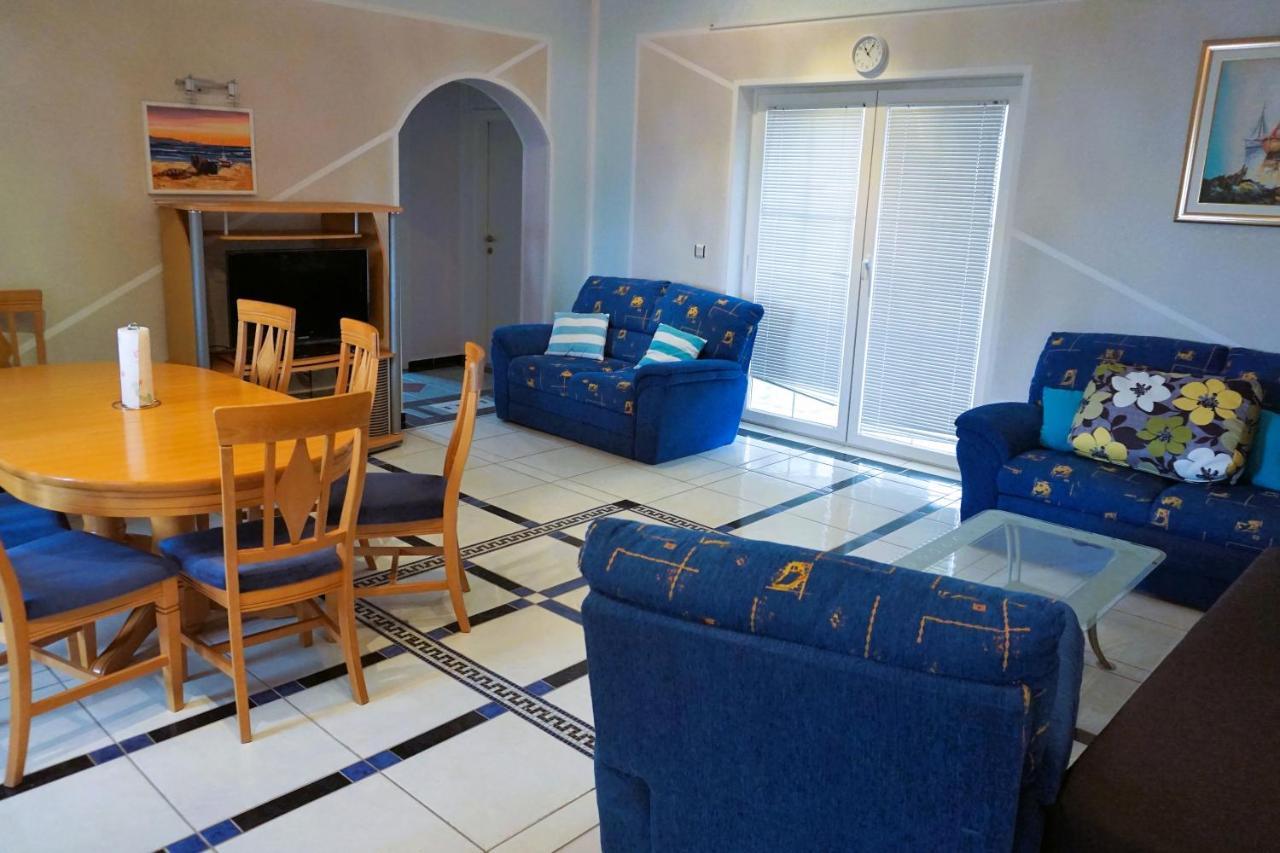 Villa Latina With 6 Apartments And A Shared Pool فير المظهر الخارجي الصورة
