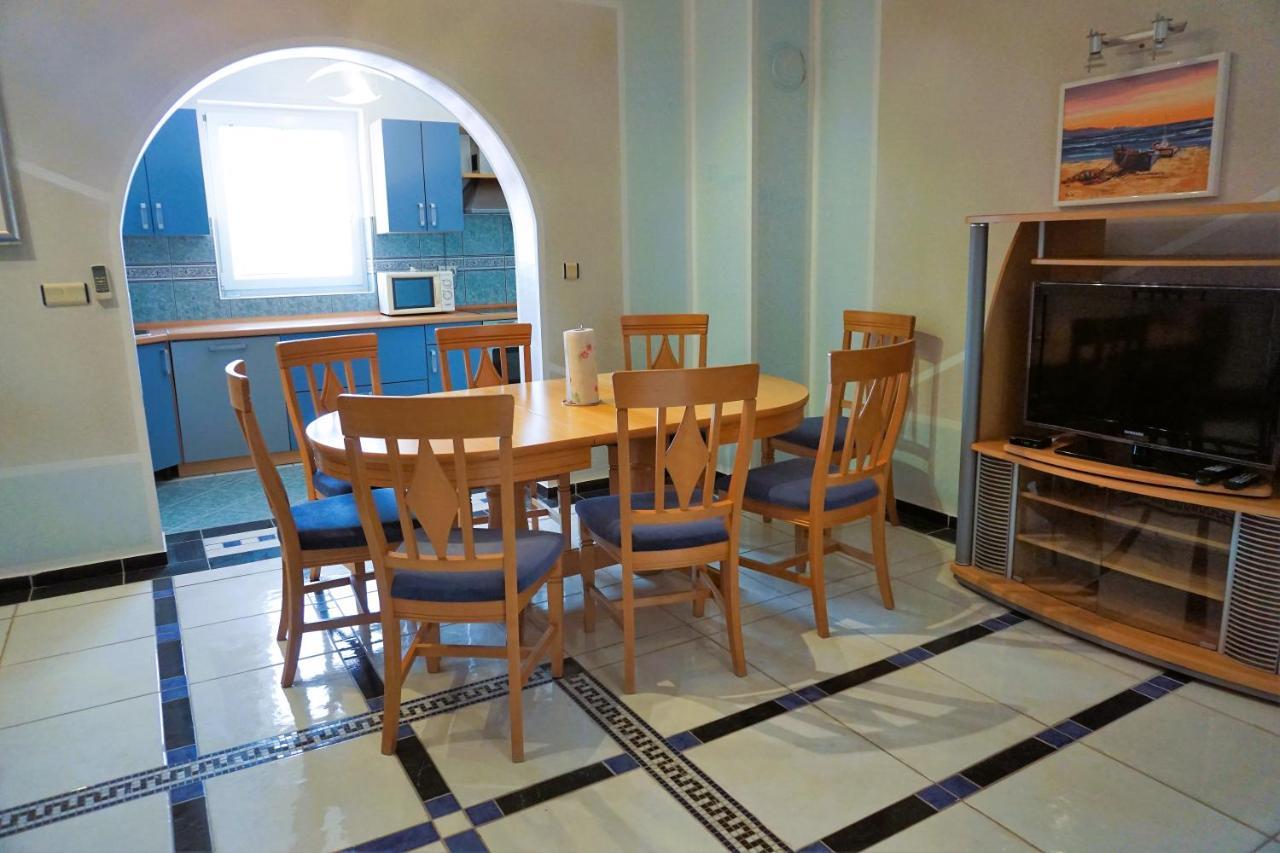Villa Latina With 6 Apartments And A Shared Pool فير المظهر الخارجي الصورة