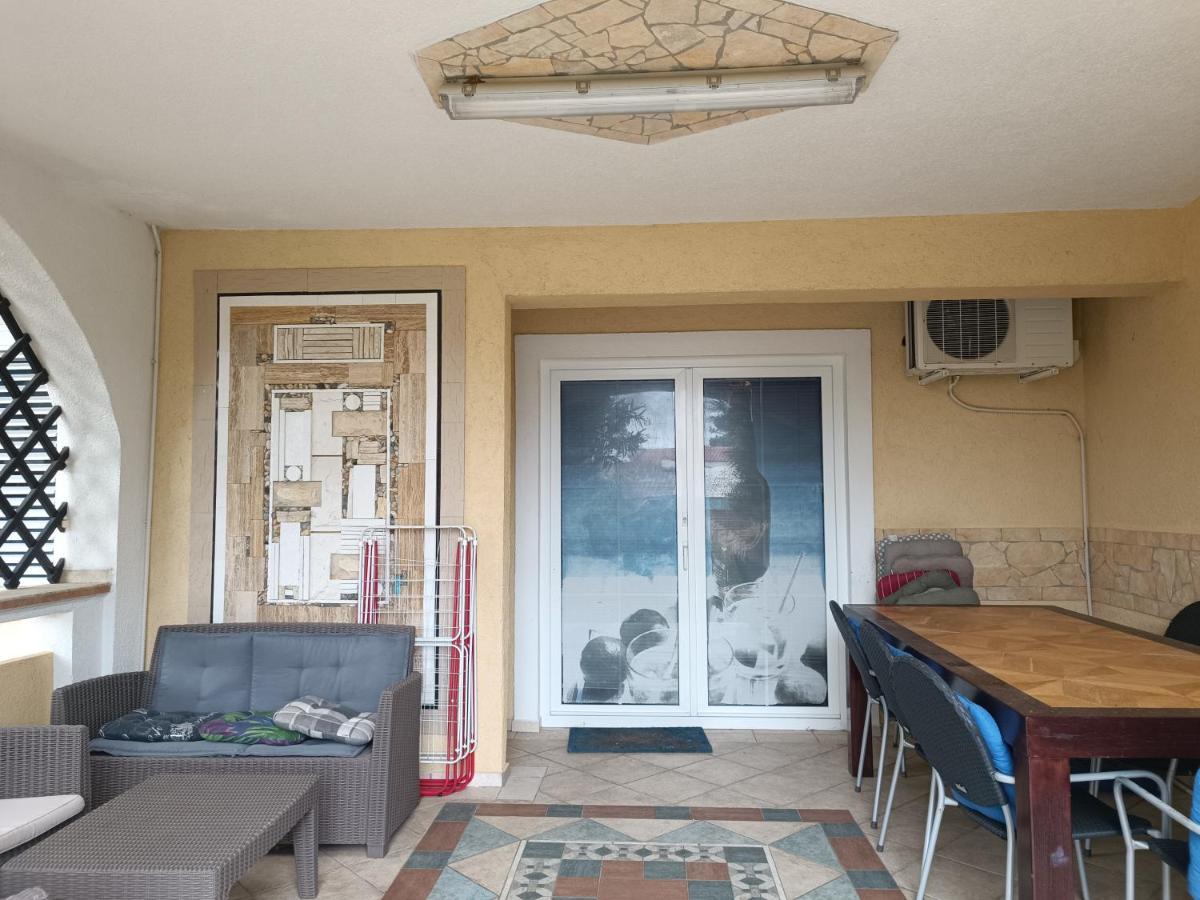 Villa Latina With 6 Apartments And A Shared Pool فير المظهر الخارجي الصورة