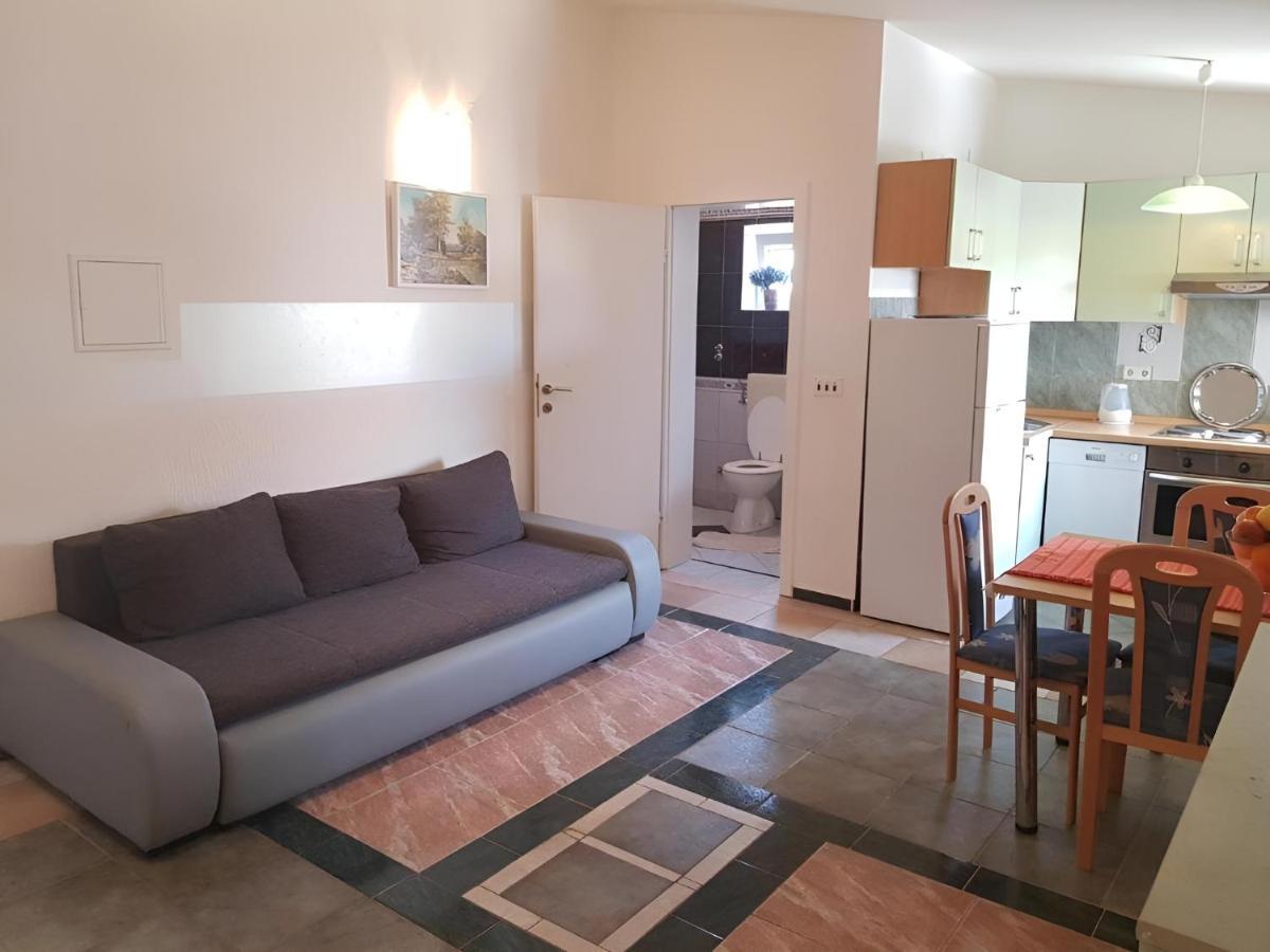 Villa Latina With 6 Apartments And A Shared Pool فير المظهر الخارجي الصورة